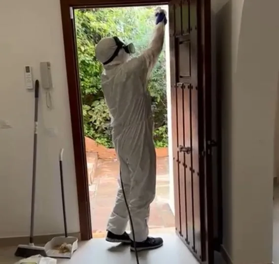 Técnico de Plagas Córdoba Bioadal fumigando la entrada de una vivienda